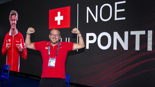 Noè Pontis Trainer Massimo Meloni posiert in Budapest für ein Foto