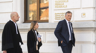 Jérôme Valcke (rechts) und seine Verteidiger Patrick Hunziker und Elisa Bianchetti vor dem Bundesstrafgericht in Bellinzona am 7. März. (Archivbild)