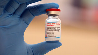 Der Impfstoffhersteller Moderna hat seinen Covid-19-Impfstoff angepasst und möchte dafür nun die Zulassung in der Schweiz erhalten. (Themenbild)