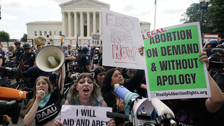 Der Oberste Gerichtshof der USA hat das liberale Abtreibungsrecht gekippt. Der mehrheitlich konservativ besetzte Supreme Court machte mit seiner Entscheidung am Freitag den Weg für schärfere Abtreibungsgesetze frei - bis hin zu kompletten Verboten in…