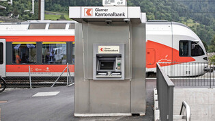 Ist der Zug für Bancomaten abgefahren? Auch im Kanton Glarus setzt sich der Trend zum bargeldlosen Bezahlen immer mehr durch. 