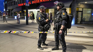 Polizisten bewachen den Tatort vor einem Nachtclub in der norwegischen Hauptstadt Oslo. Foto: Javad Parsa/NTB/dpa