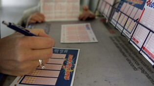 Niemand knackte am Freitag den Jackpot bei der Euro-Millionen-Lotterie. Ein Glückspilz oder eine Glückspilzin in der Schweiz gewann immerhin etwas mehr als eine Million Franken. (Symbolbild)