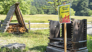 In Graubünden gilt aufgrund der anhaltenden Trockenheit und den hohen Temperaturen seit langem ein Feuerverbot - wie im Bild auf einem Spielplatz in Jenins.