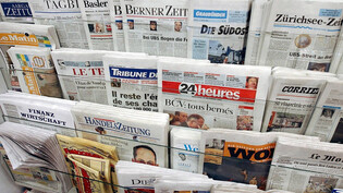 Schweizer Tageszeitungen in der Auslage eines Kiosks in Zürich im Jahre 2001.