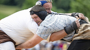 Schwergewichte unter sich: Roman Hochholdinger (links) duelliert sich mit dem St. Galler Pirmin Gmür . 