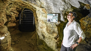 Mit Fledermausschutztür: Ursula Brändli Capaul, Präsidentin von Rueun Viva, zeigt einen der beiden noch heute begehbaren Bergbaustollen von Gulatsch.