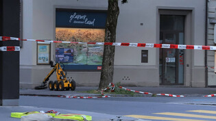 Mitten in Glarus: Ein Polizei-Roboter untersucht den Inhalt des herrenlosen Koffers.