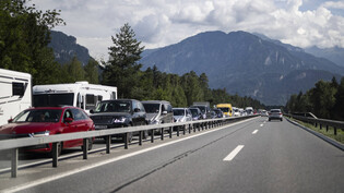 Typische Szene zum Ende der Sommerferien: Der Rückreiseverkehr staut sich auf der A13 bei Rothenbrunnen in Fahrtrichtung Norden. 