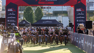 Startschuss am Swiss Epic in Arosa: 410 Zweierteams aus 50 Ländern standen an der Startlinie.