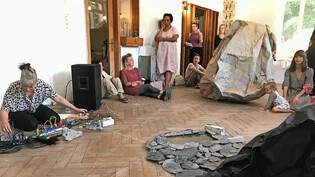 «Landshapes» in der Gepäckausgabe: An der Vernissage führt Stefanie Loveday (links) zu den installierten Landschaften live eine Sound-Performance auf. 
