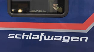 Im Schlafwagen von Berlin nach Paris - erstmals seit vielen Jahren steht diese Verbindung wieder im Fahrplan der Deutschen Bahn. Der erste Zug in Richtung Paris und Brüssel verlässt am Montagabend Deutschlands Hauptstadt, wie die Bahn mitteilte. …