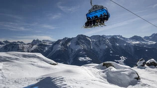 Nach dem Supersommer haben die Schweizer Bergbahnen einen Traumstart in die Wintersaison erlebt. Dank dem strahlenden Wetter und dem vielen Schnee wurden die Skigebiete überrannt. Es fuhren so viele Leute auf den Pisten wie selten. (Archivbild)