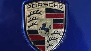 Die VW-Dachgesellschaft Porsche SE hat ihren durch den Porsche-Börsengang angehäuften Schuldenberg um rund 1 Milliarde auf 5,7 Milliarden Euro verkleinert. (Archivbild)