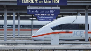 Hohe Kosten für Bau, Energie und Personal, gestiegene Zinsen und mehrere Streiks haben bei der Deutschen Bahn im vergangenen Jahr für einen happigen Reinverlust von 2,4 Milliarden Euro gesorgt. (Archivbild)