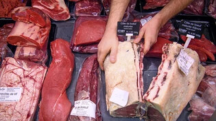Der Inlandanteil an der Fleischproduktion ist 2023 leicht gewachsen: Fleischtheke im Detailhandel. (Archivbild)