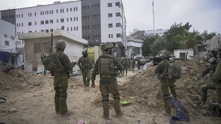 ARCHIV - Israelische Soldaten vor dem Schifa-Krankenhaus. Foto: Victor R. Caivano/AP/dpa
