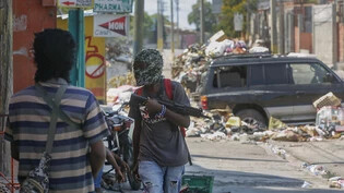 ARCHIV - Bewaffnete Mitglieder der Bande G9 and Family stehen an ihrer Straßensperre im Viertel Delmas 6 in Port-au-Prince, Haiti. Foto: Odelyn Joseph/AP/dpa