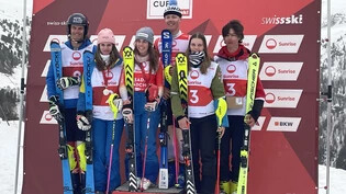 Strahlen um die Wette: Die Gewinnerinnen und Gewinner der Gesamtwertung des Jugendcups von Swiss-Ski.