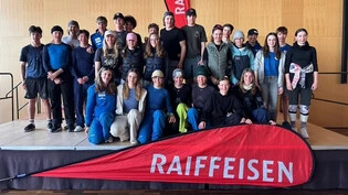 Nachwuchshoffnungen: Die schnellsten Bündner Skifahrerinnen und Skifahrer in den Kategorien Riesenslalom U16 und U14 sind auf dem Gruppenbild versammelt.
