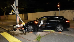 Unfall in Chur: Eine Autofahrerin wollte sich einer Polizeikontrolle entziehen und fuhr dabei in eine Ampel.