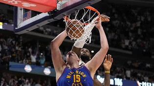 Denvers Topskorer Nikola Jokic beim Dunk, LeBron James von den Los Angeles Lakers kommt zu spät