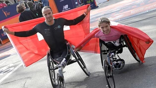 Wie auf diesem Bild vom November 2023 in New York gewinnen Marcel Hug und Catherine Brunner auch den London Marathon