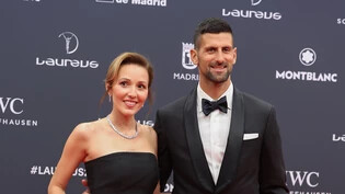 Novak Djokovic (mit seiner Ehefrau Jelena Djokovic) konnte in Madrid zum fünften Mal den Laureus-Award entgegennehmen