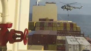 HANDOUT - Ein Video zeigt einen Hubschrauberangriff auf ein Schiff in der Straße von Hormus.  Rund zwei Wochen nach der Beschlagnahmung des Containerschiffs «MSC Aries» will der Iran die Besatzung des Frachters freilassen. Foto: Uncredited/AP/dpa