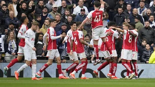 Die Spieler Arsenals feiern den nächsten Derby-Sieg