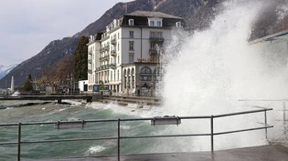 Ein Föhnsturm in Brunnen SZ am Vierwaldstättersee treibt wilde Wellen an die Uferpromenade. (Archivbild)