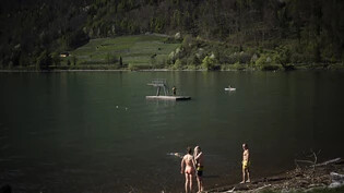Menschen genossen Anfang April die sommerlichen Temperaturen am Walensee. (Archivbild)