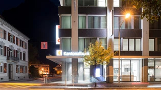 Massnahme: Am Hauptsitz der Glarner Kantonalbank gehen künftig ab 19 Uhr die Lichter aus. 