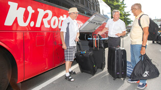 Gute Stimmung: Roman Deflorin (Mitte) hilft den Gästen Karl Nauli (links) und Werner Arn beim Ausladen des Gepäcks. 