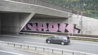 Unter der Wildtierbrücke hat eine unbekannte Täterschaft ein grosses Graffiti angebracht.