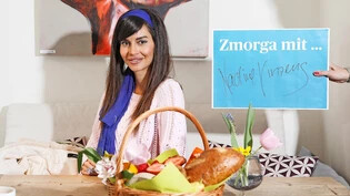 Top gestylt beim «Zmorga»: Nadine Vinzens gibt sich mit einem Cappuccino und einigen Erdbeeren zufrieden. «Mehr esse ich morgens nie», sagt sie. 