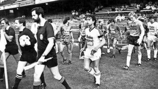 Koni Gabriel (Mitte) führt 1988 den FC Glarus ins alte «Joggeli» in Basel.