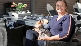 Licht und Schatten im Leben: Vor drei Jahren bekam Kartika Versteden die Schockdiagnose Krebs. Heute geniesst sie ihr Leben in Riedern mit ihrer Familie und ihren beiden Hunden wie dem Mini Yorkshire Terrier Ivar.