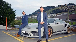 Zwei Brüder, eine gemeinsame Leidenschaft: Falk (links) und Frank Reichenbach haben eine Schwäche für Sportwagen wie diesen Porsche GT3 RS und bieten diese Supersportler anderen für Touren an.