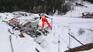Hat Grosses vor: Emely Torazza und ihre 225 Zentimeter langen Sprungski vertreten die Schweizer Farben an den diesjährigen Olympischen-Jugend-Winterspielen in Lausanne.