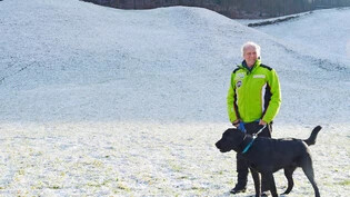 Rudy Herrmann mit seinem Labrador Kiru vor der Bühlschanze in Schwanden, von welcher er früher unzählige Sprünge machte.