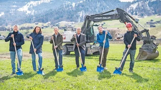 Und los gehts: Die Vertreter der Projektpartner nehmen den symbolischen ersten Spatenstich für den Bau des Kompetenzzentrums von Graubünden Viva in Jenaz vor. 
