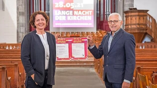 Vorfreude: Kirchenratspräsidentin Erika Cahenzli-Philipp und Curdin Mark, Präsident der reformierten Kirche Chur, sind bereit für die lange Nacht.