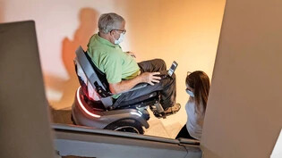 Grosse Hilfe: Mit dem Hightech-Rollstuhl «Bro» werden künftig im Freulerpalast die Treppen für Gehbehinderte einiges leichter zu erklimmen sein.