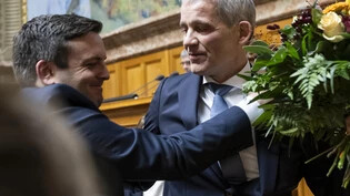 Bundesratskandidat Jon Pult (links) gratuliert der neu gewählten Bundesrat Beat Jans.