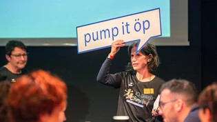 Beinahe alles neu: Sonja Bonell, OK-Präsidentin des zehnten Churer Pumpilaufs, erklärt den Läuferinnen und Läufern anlässlich eines Kick-offs die Neuerungen.