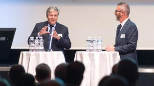 Überzeugt: Wirtschaftsführer Josef Ackermann  (links) während des Autunno-Events von Networking Südostschweiz im Gespräch mit Olivier Berger.