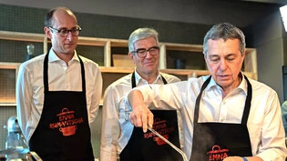 Männer in der Küche: (von links) Martin Candinas, Jon Domenic Parolini und Ignazio Cassis kochen Bündner Spezialitäten.