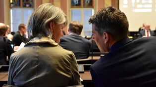 Trotzdem Zeit für ein Schwätzchen: Barbara Rhyner unterhält sich im Landratssaal mit Toni Gisler.