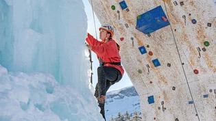 Aufsteigend: Die Eiskletterin Sina Goetz trainiert im Eis- und Kletterturm in Malbun. 